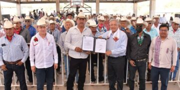 AMLO firma decreto para restituir tierras a la etnia yaqui