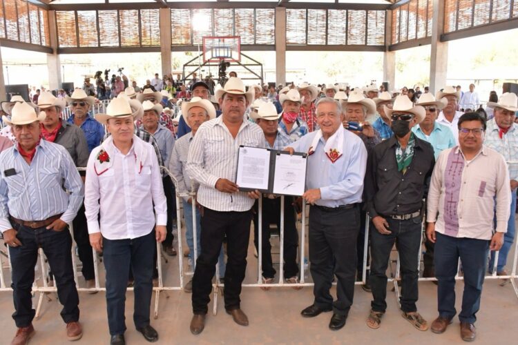 AMLO firma decreto para restituir tierras a la etnia yaqui