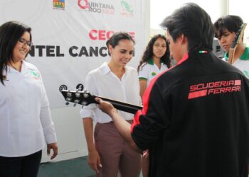 Apoya Ana Patricia Peralta creación de club musical de CECYTE Cancún II