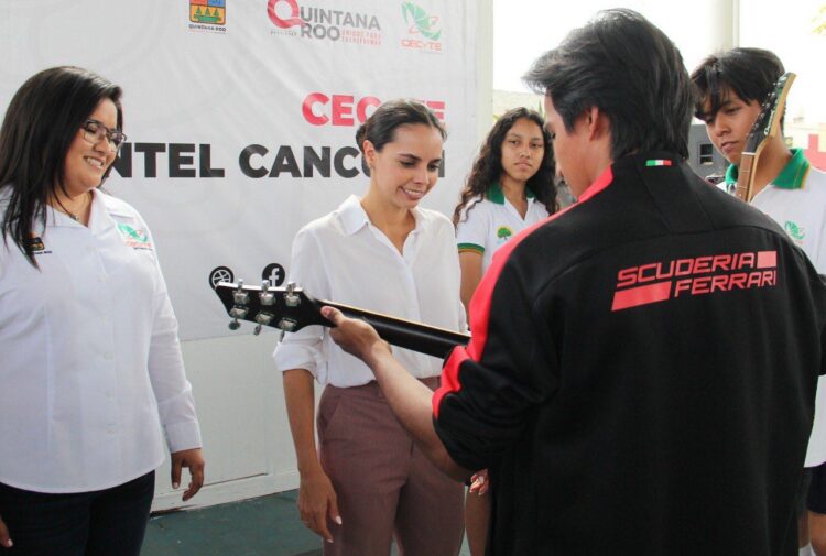Apoya Ana Patricia Peralta creación de club musical de CECYTE Cancún II