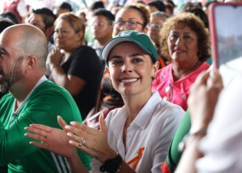 Convive Ana Patricia Peralta con cancunenses en primer partido de México en Qatar