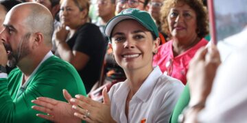 Convive Ana Patricia Peralta con cancunenses en primer partido de México en Qatar