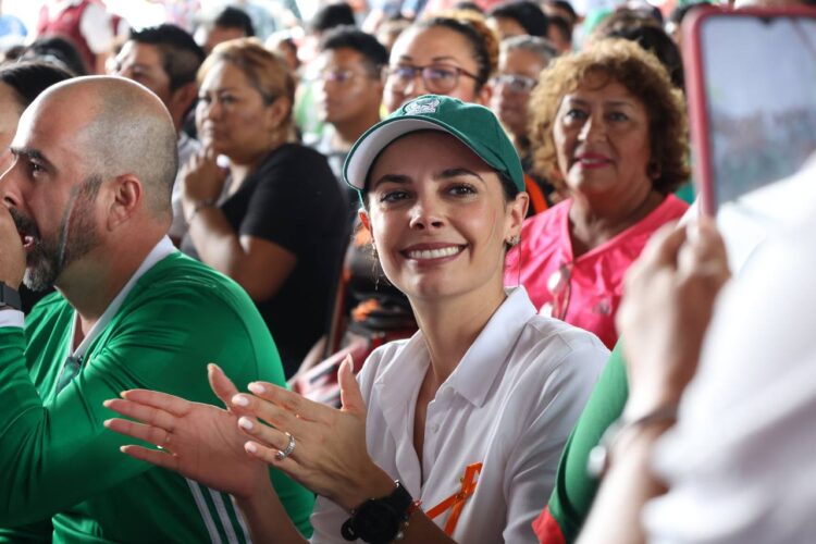 Convive Ana Patricia Peralta con cancunenses en primer partido de México en Qatar