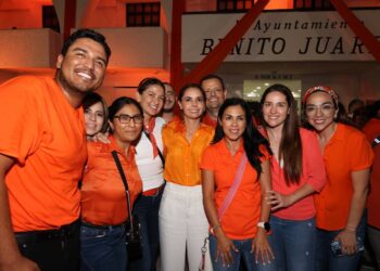 Encienden el Palacio Municipal de Benito Juárez de naranja