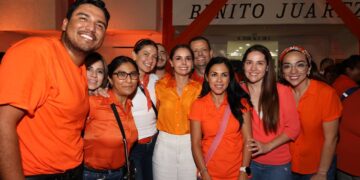 Encienden el Palacio Municipal de Benito Juárez de naranja
