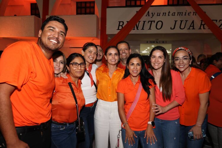 Encienden el Palacio Municipal de Benito Juárez de naranja