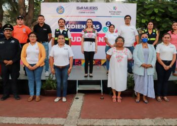 Atenea Gómez escucha a vecinas y vecinos de la colonia Salina Chica a través de una Audiencia Ciudadana