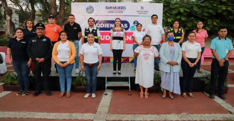 Atenea Gómez escucha a vecinas y vecinos de la colonia Salina Chica a través de una Audiencia Ciudadana