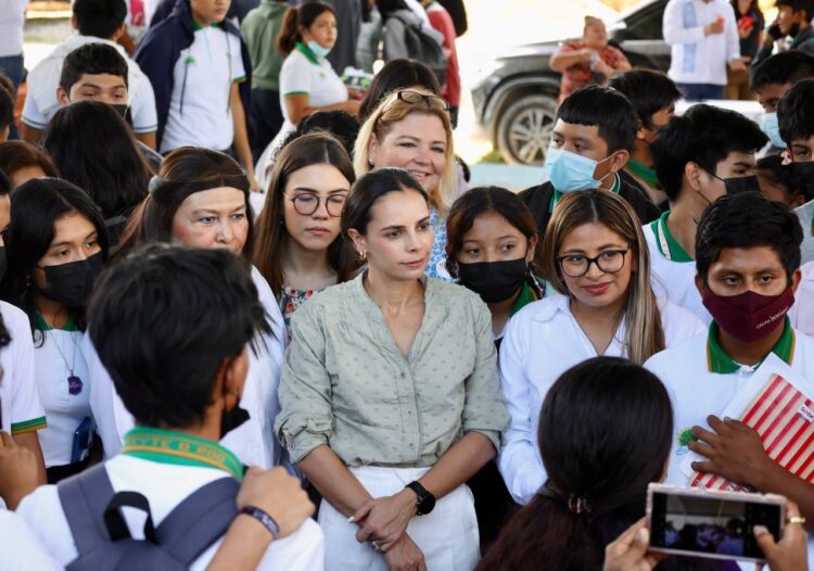 Acerca Ana Patricia Peralta pláticas preventivas a jóvenes cancunenses
