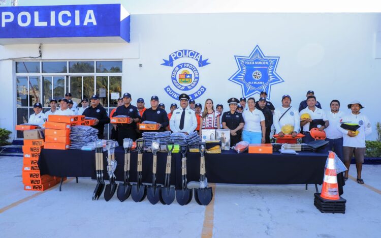 Entrega Atenea Gómez equipamiento a Seguridad Pública y Protección Civil