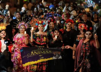 Disfrutan miles de isleños y turistas del “Paseo de las Ánimas” con motivo de celebración del Día de Muertos