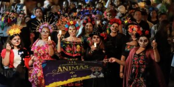 Disfrutan miles de isleños y turistas del “Paseo de las Ánimas” con motivo de celebración del Día de Muertos