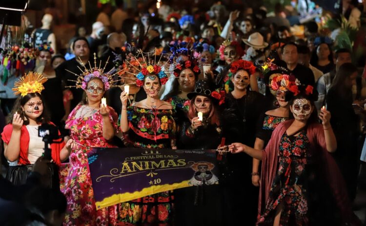 Disfrutan miles de isleños y turistas del “Paseo de las Ánimas” con motivo de celebración del Día de Muertos