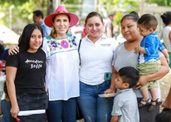 Lleva Atenea Gómez brigadas de trabajo social a habitantes de Francisco May en zona continental