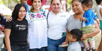 Lleva Atenea Gómez brigadas de trabajo social a habitantes de Francisco May en zona continental