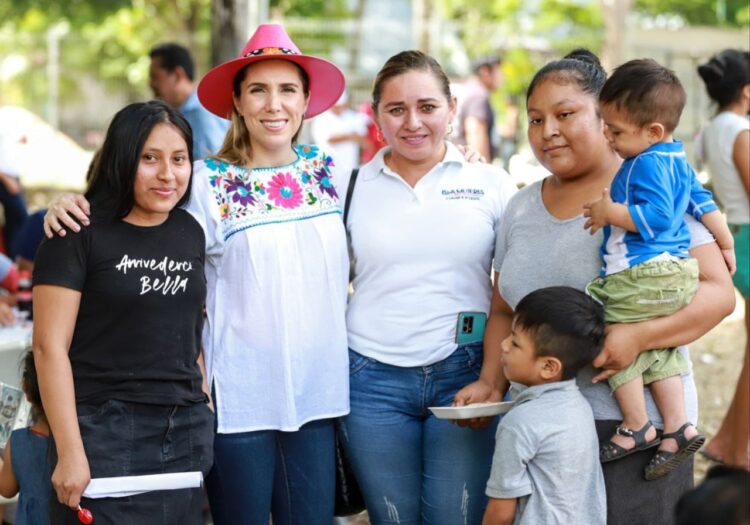 Lleva Atenea Gómez brigadas de trabajo social a habitantes de Francisco May en zona continental