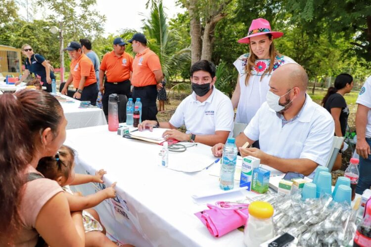 Atiende Sistema DIF de Isla Mujeres a comunidad de Francisco May a través de brigada social