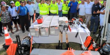 Entrega Atenea Gómez uniformes y equipo al personal de Servicios Públicos Municipales