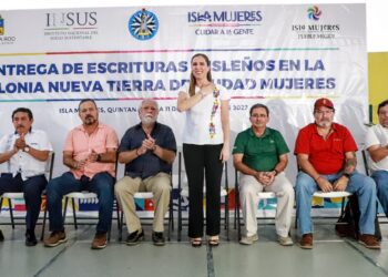 Entrega Atenea Gómez las primeras escrituras públicas a la asociación “Nueva Tierra”
