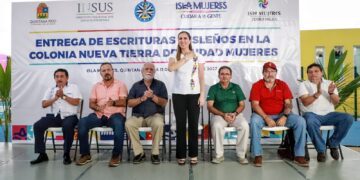 Entrega Atenea Gómez las primeras escrituras públicas a la asociación “Nueva Tierra”