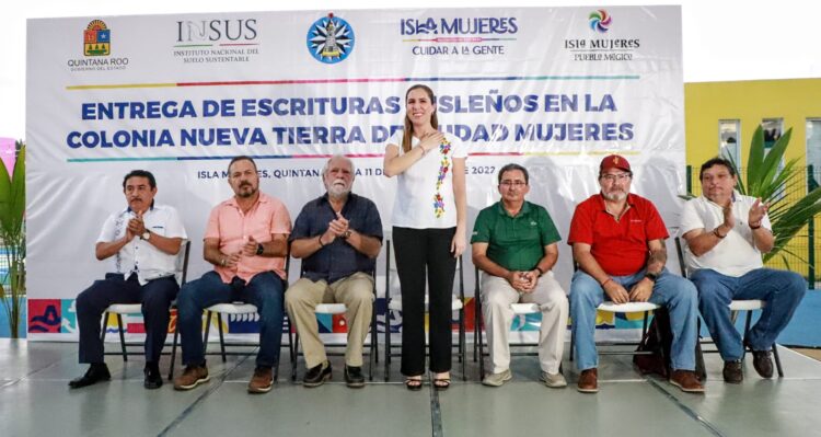 Entrega Atenea Gómez las primeras escrituras públicas a la asociación “Nueva Tierra”