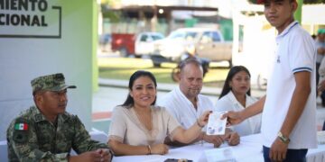 Blanca Merari sella cartillas militares a jóvenes clase 2004 y remisos de Puerto Morelos