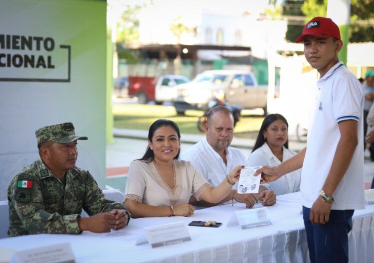 Blanca Merari sella cartillas militares a jóvenes clase 2004 y remisos de Puerto Morelos
