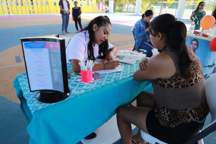 Realizan feria “Empléate Isla Mujeres” en la que participaron diez empresas ofertando 530 vacantes de empleo