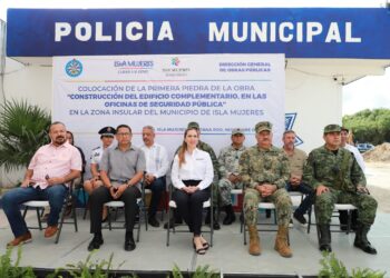 Coloca Atenea Gómez primera piedra de construcción de la Casa del Policía en la zona insular