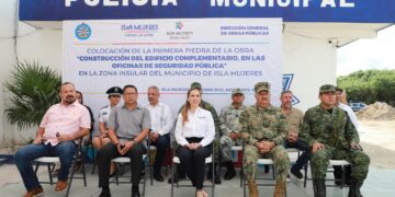 Coloca Atenea Gómez primera piedra de construcción de la Casa del Policía en la zona insular