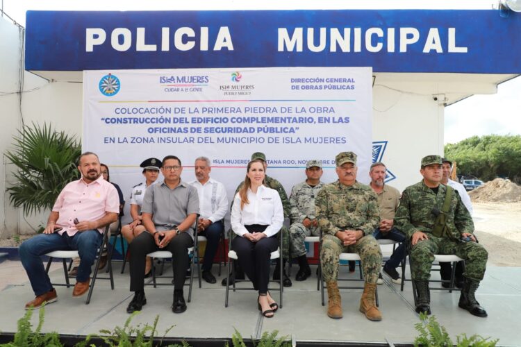Coloca Atenea Gómez primera piedra de construcción de la Casa del Policía en la zona insular