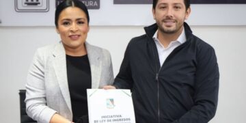 Entrega Blanca Merari Iniciativa de Ley de Ingresos 2023 de Puerto Morelos al Congreso del Estado