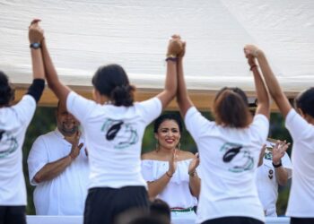 Presencia Blanca Merari desfile cívico deportivo por el 112 aniversario del inicio de la Revolución Mexicana
