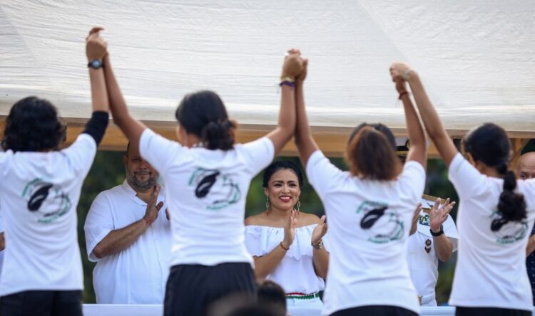 Presencia Blanca Merari desfile cívico deportivo por el 112 aniversario del inicio de la Revolución Mexicana