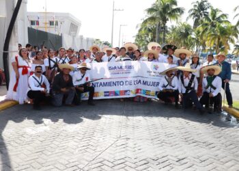 Preside Atenea Gómez Desfile Cívico-Militar para conmemorar el 112 Aniversario de la Revolución Mexicana