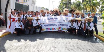 Preside Atenea Gómez Desfile Cívico-Militar para conmemorar el 112 Aniversario de la Revolución Mexicana