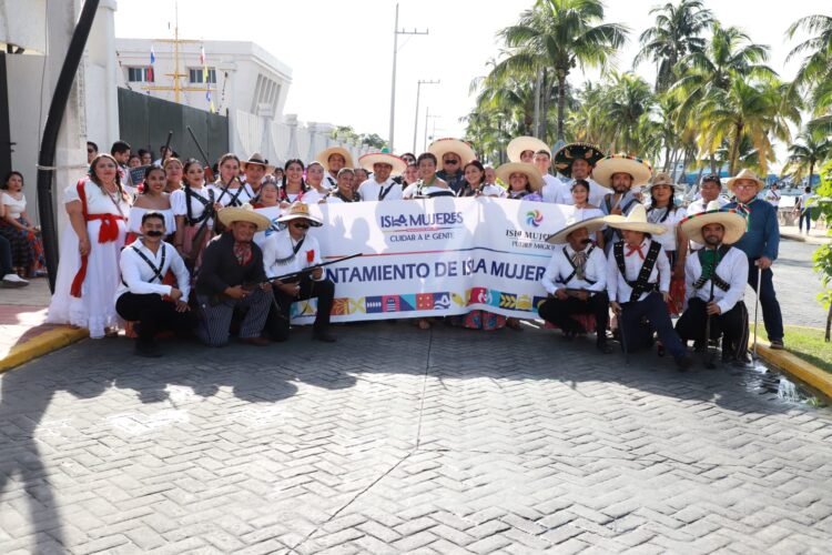 Preside Atenea Gómez Desfile Cívico-Militar para conmemorar el 112 Aniversario de la Revolución Mexicana