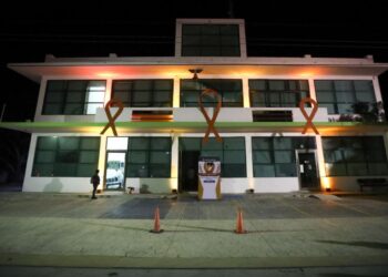 Encienden alumbrado naranja en el Palacio Municipal de Puerto Morelos