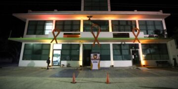 Encienden alumbrado naranja en el Palacio Municipal de Puerto Morelos