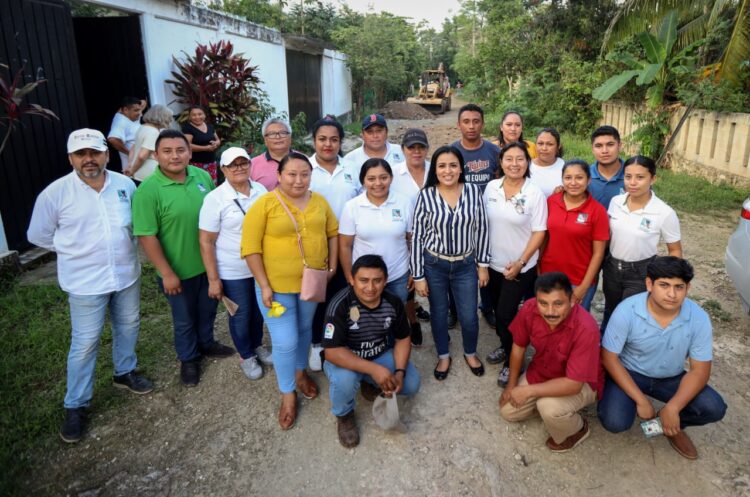 Supervisa Blanca Merari la rehabilitación de calles de terracería en Leona Vicario