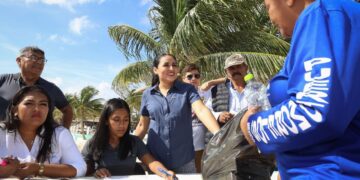 Entrega Blanca Merari despensas a pescadores y náuticos de Puerto Morelos