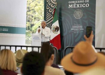 AMLO anuncia aumento de beca para estudiantes de la UBBJ