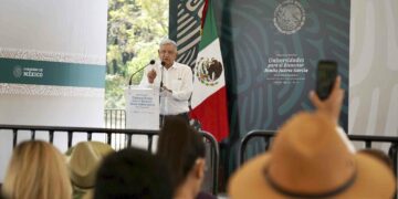 AMLO anuncia aumento de beca para estudiantes de la UBBJ
