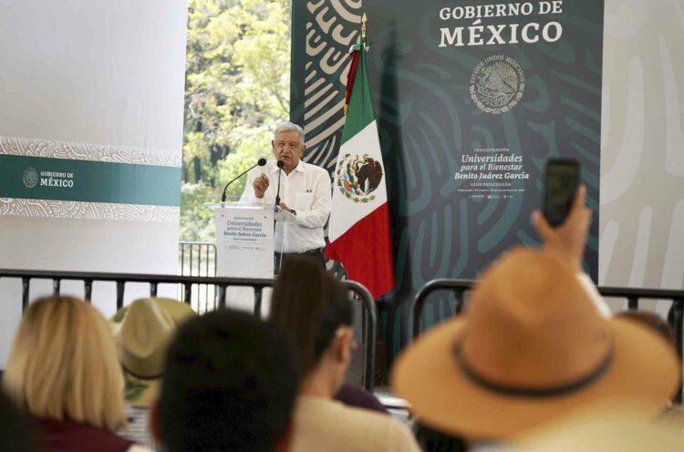 AMLO anuncia aumento de beca para estudiantes de la UBBJ