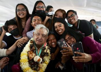 AMLO buscará asegurar empleo a médicos de las universidades Bienestar