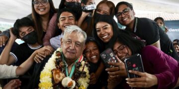 AMLO buscará asegurar empleo a médicos de las universidades Bienestar