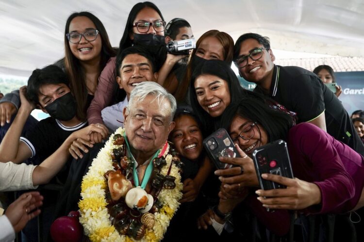 AMLO buscará asegurar empleo a médicos de las universidades Bienestar