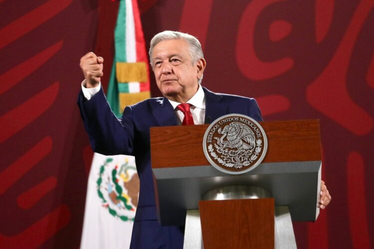 AMLO reitera invitación al Zócalo para informe el 1 de diciembre