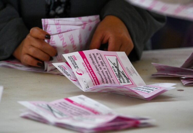 Invalida la SCJN decreto que permitió a funcionarios opinar sobre revocación de mandato