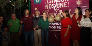 Encienden Ana Patricia Peralta y Mara Lezama Villa Navideña en Cancún
